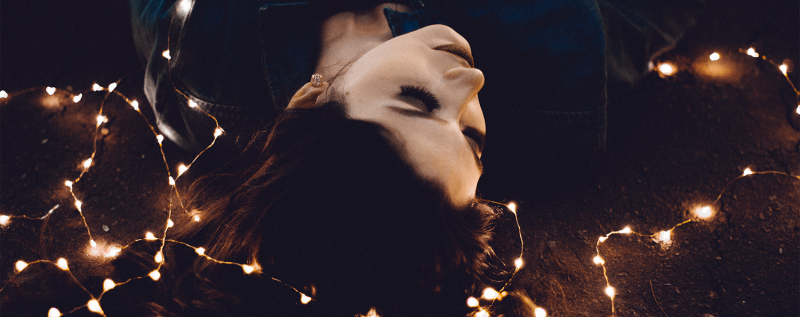 Mulher em meio à luzes, gaslighting