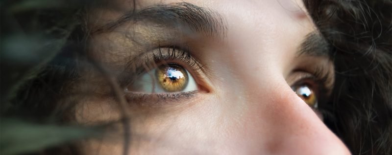 mulher reagindo às situações estressantes