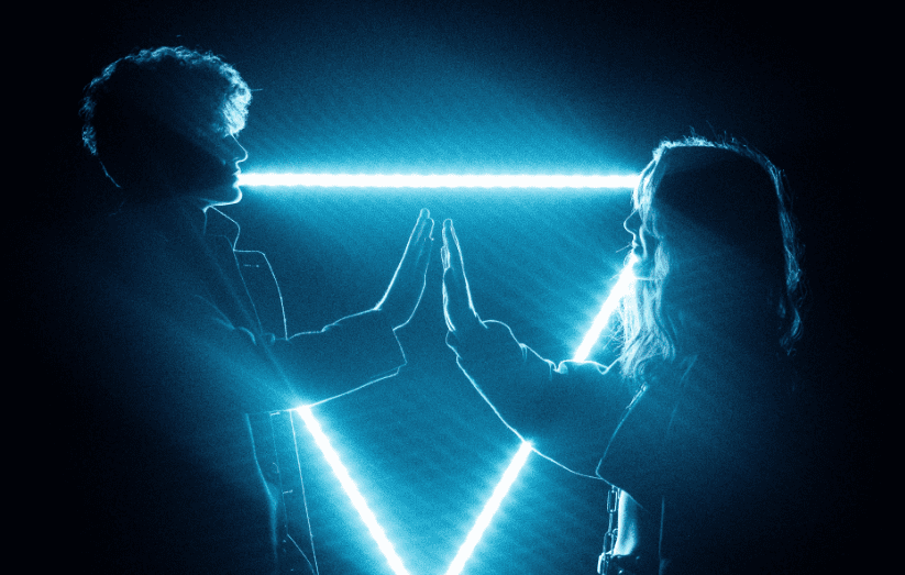 Dois jovens apoiando-se por meio de relações positivas em momentos difícies